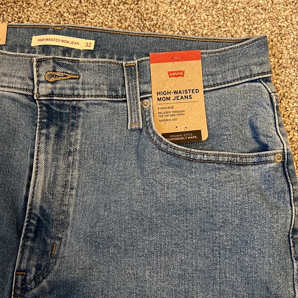 NWT Levi High Waisted Mom Jeans